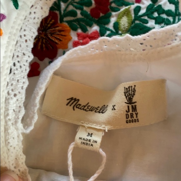 COPY - Beautiful top embroidered 🥰 - Picture 3 of 3